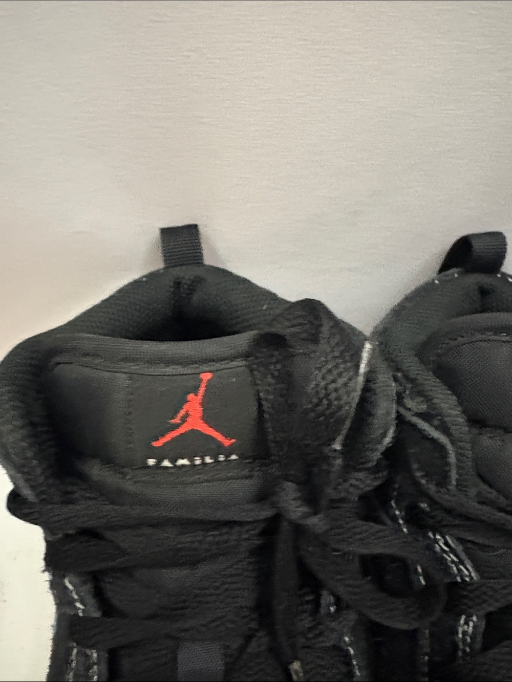 Boys Nike Air Jordans 1 Mid Se Siempre Familia Sneakers - Picture 2 of 14